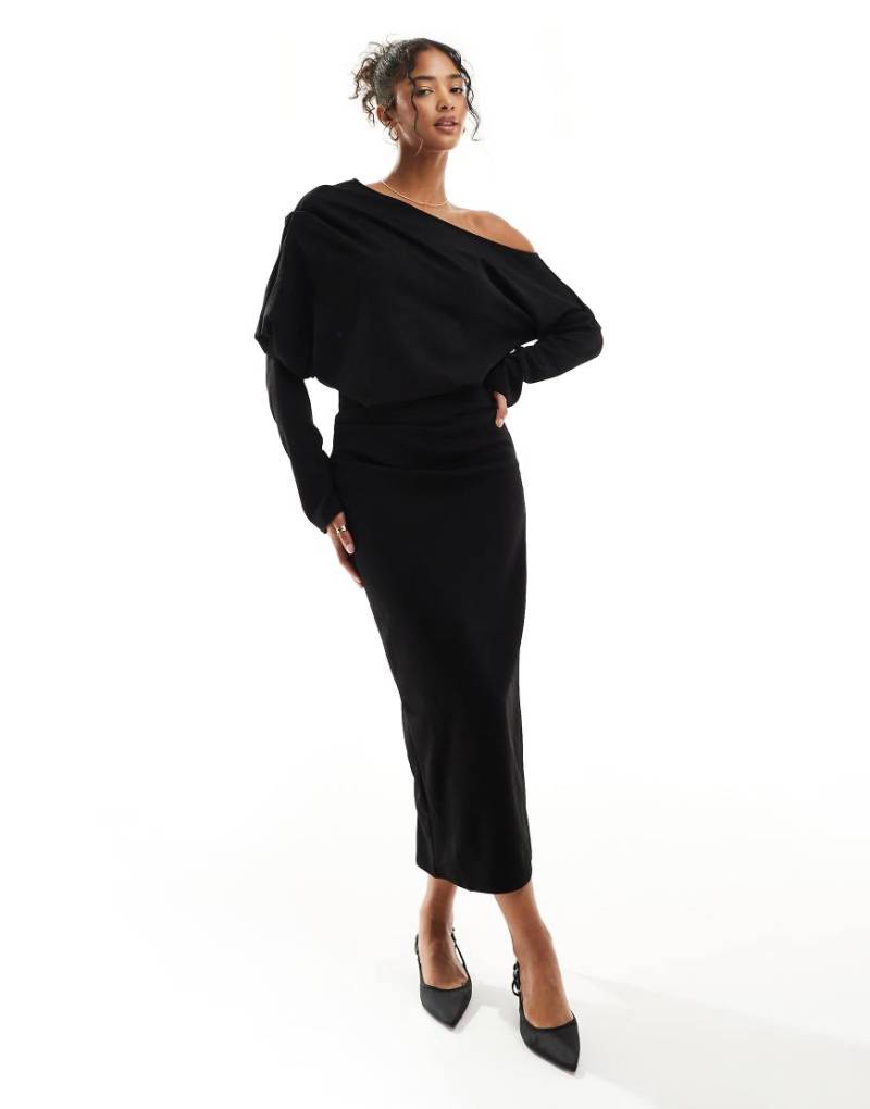 ASOS DESIGN - Plissiertes weites Midikleid in Schwarz mit abfallender Schulterpartie von ASOS DESIGN