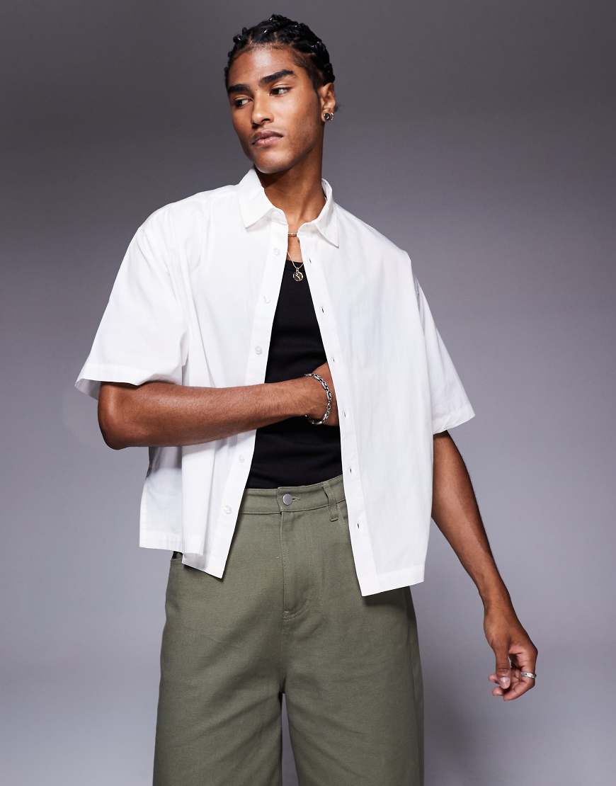 ASOS DESIGN Plus - Kastiges Oversize-Hemd aus Popeline in Weiß ASOS DESIGN Plus - Kastiges Oversize-Hemd aus Popeline in Weiß von ASOS DESIGN