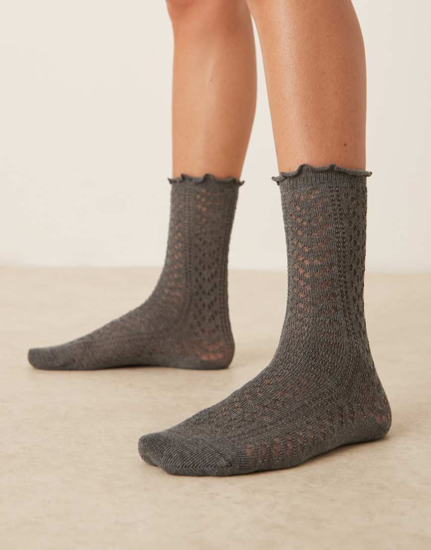 ASOS DESIGN - Pointelle-Knöchelsocken in Anthrazit mit Rüschenkante-Grau ASOS DESIGN - Pointelle-Knöchelsocken in Anthrazit mit Rüschenkante-Grau von ASOS DESIGN