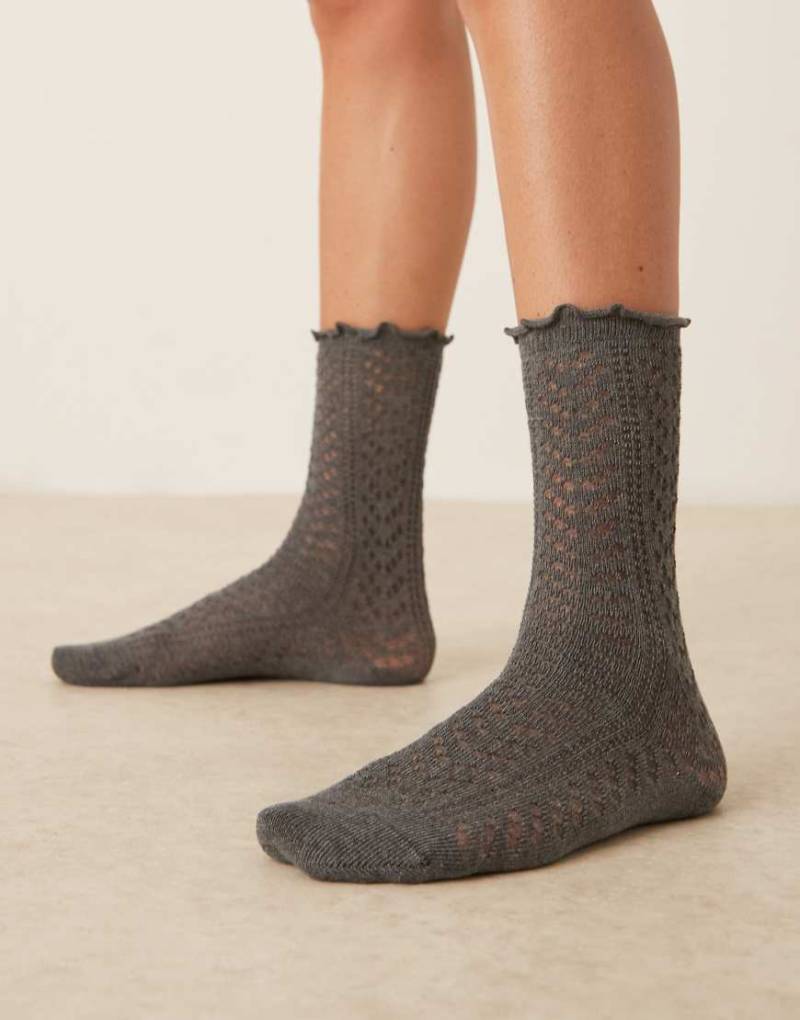 ASOS DESIGN - Pointelle-Knöchelsocken in Anthrazit mit Rüschenkante-Grau von ASOS DESIGN