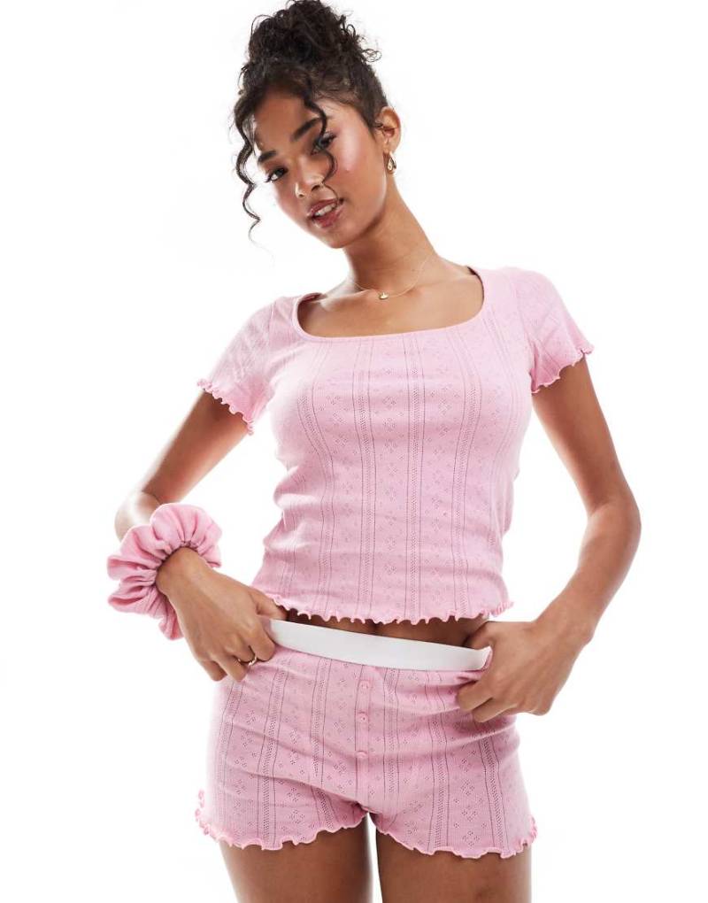 ASOS DESIGN - Pointelle-Pyjama in Rosa mit kurzärmligem Oberteil und Shorts sowie Scrunchie-Haargummi von ASOS DESIGN