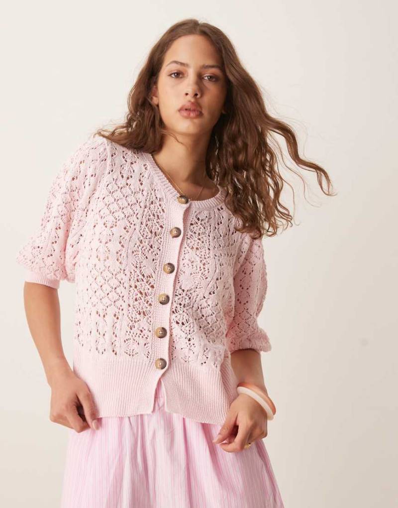 ASOS DESIGN - Pointelle-Strickjacke in Rosa mit Puffärmeln von ASOS DESIGN