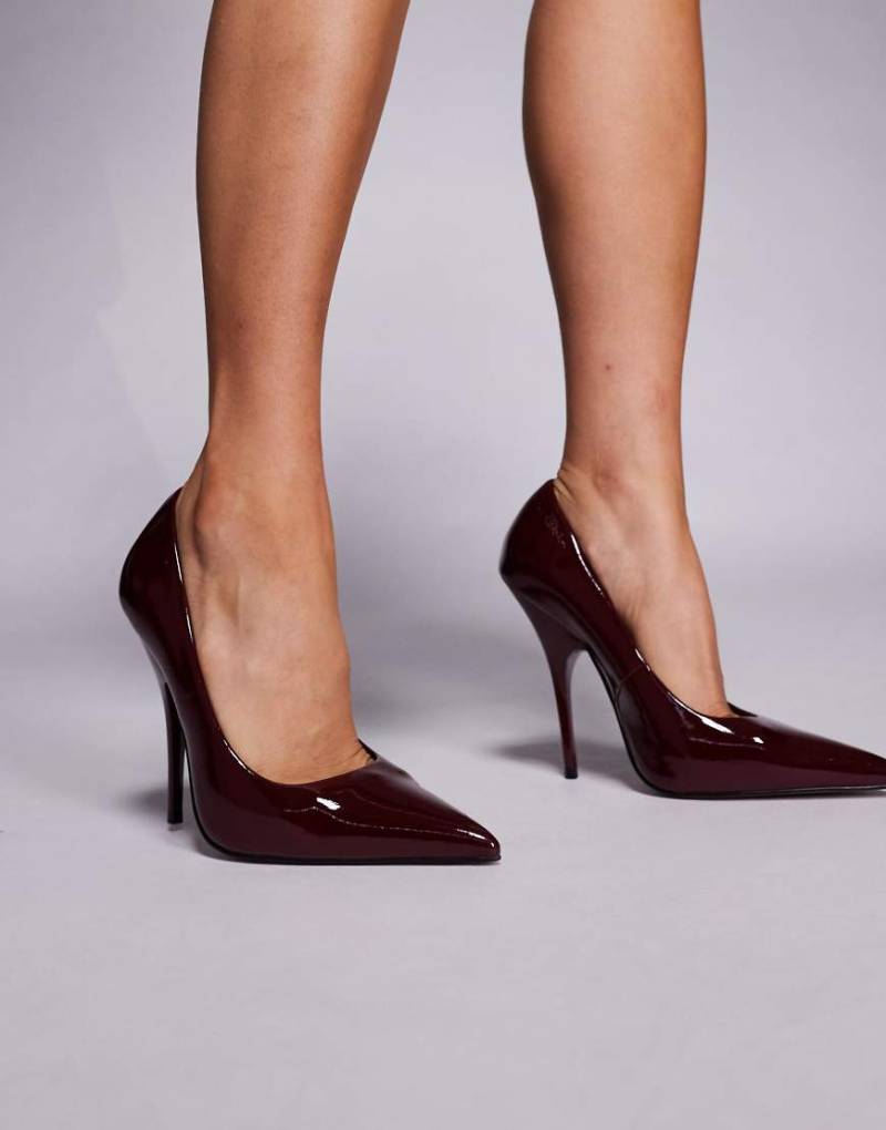 ASOS DESIGN - Poison - Lack-Pumps in Burgunderrot mit super hohen Absätzen von ASOS DESIGN