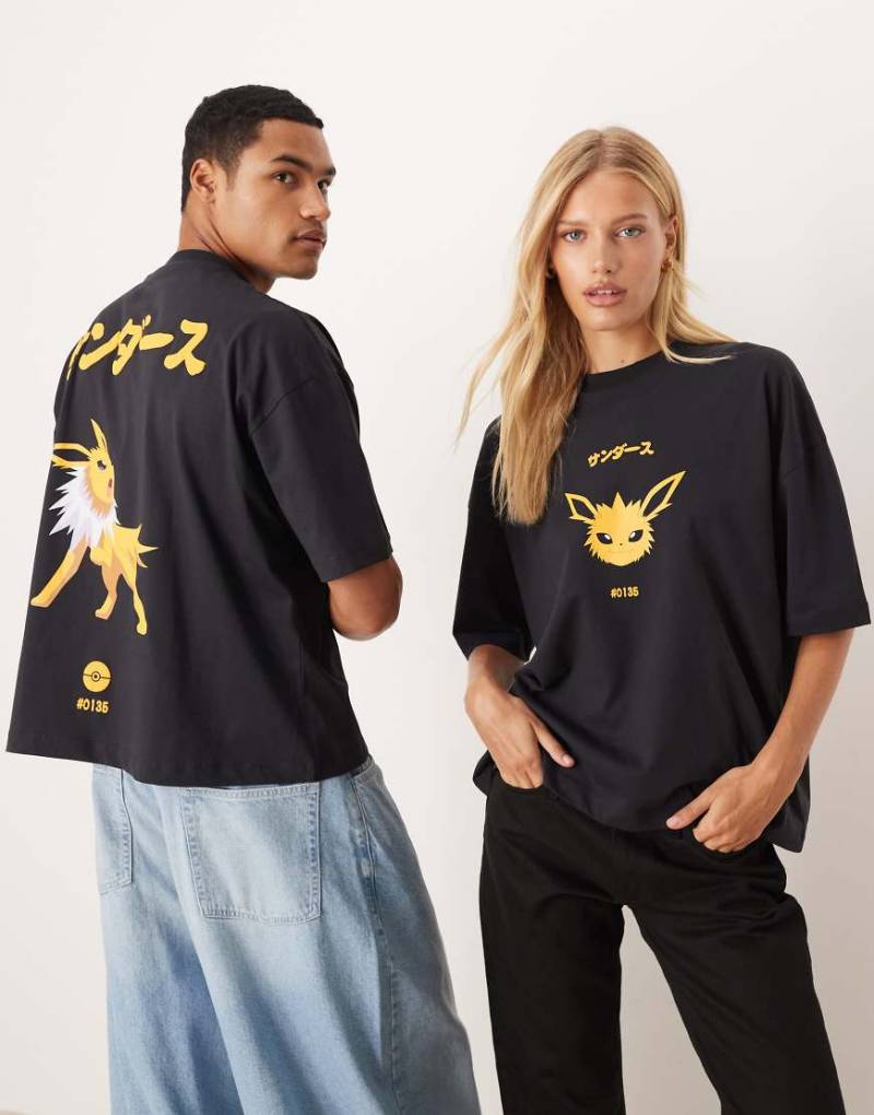 ASOS DESIGN - Pokémon - Kastiges Oversize-T-Shirt in verwaschenem Grau mit Jolteon-Print und Unisex-Schnitt-Schwarz von ASOS DESIGN