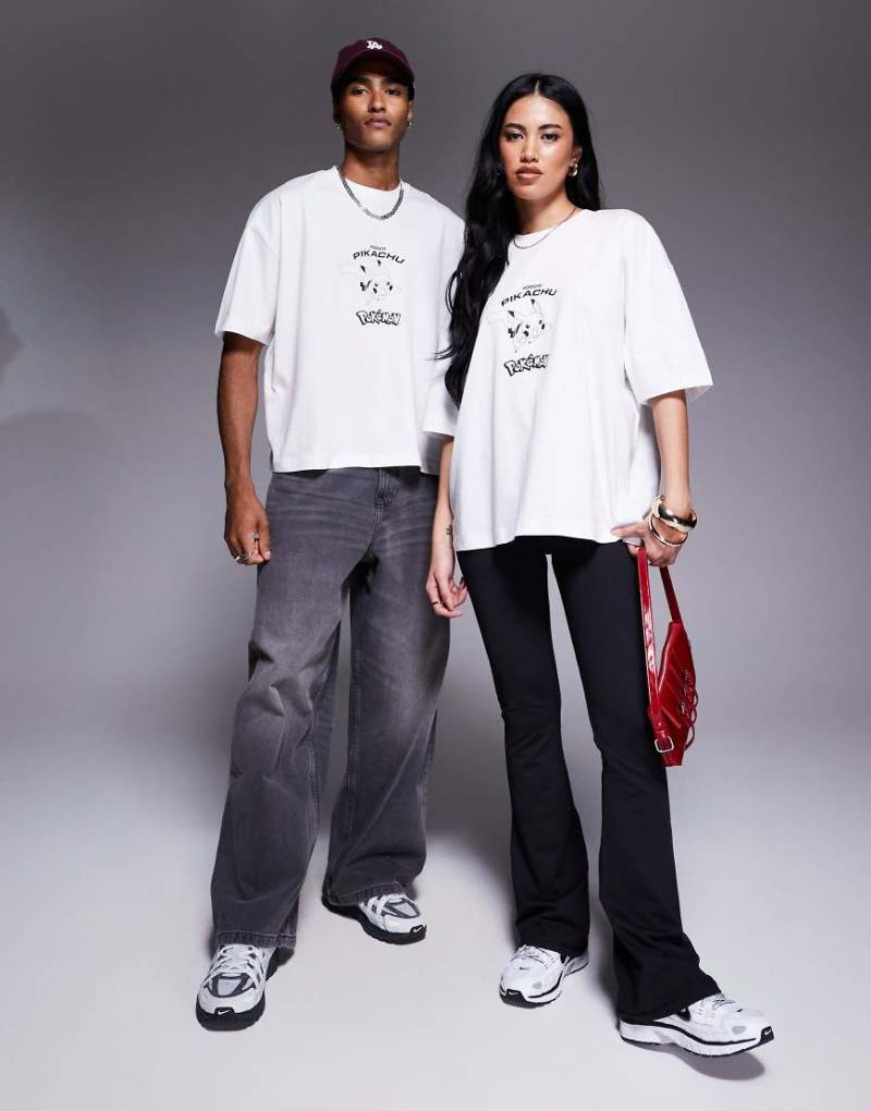 ASOS DESIGN - Pokémon - Unisex - Oversize-T-Shirt in Weiß mit Pikachu-Prints von ASOS DESIGN