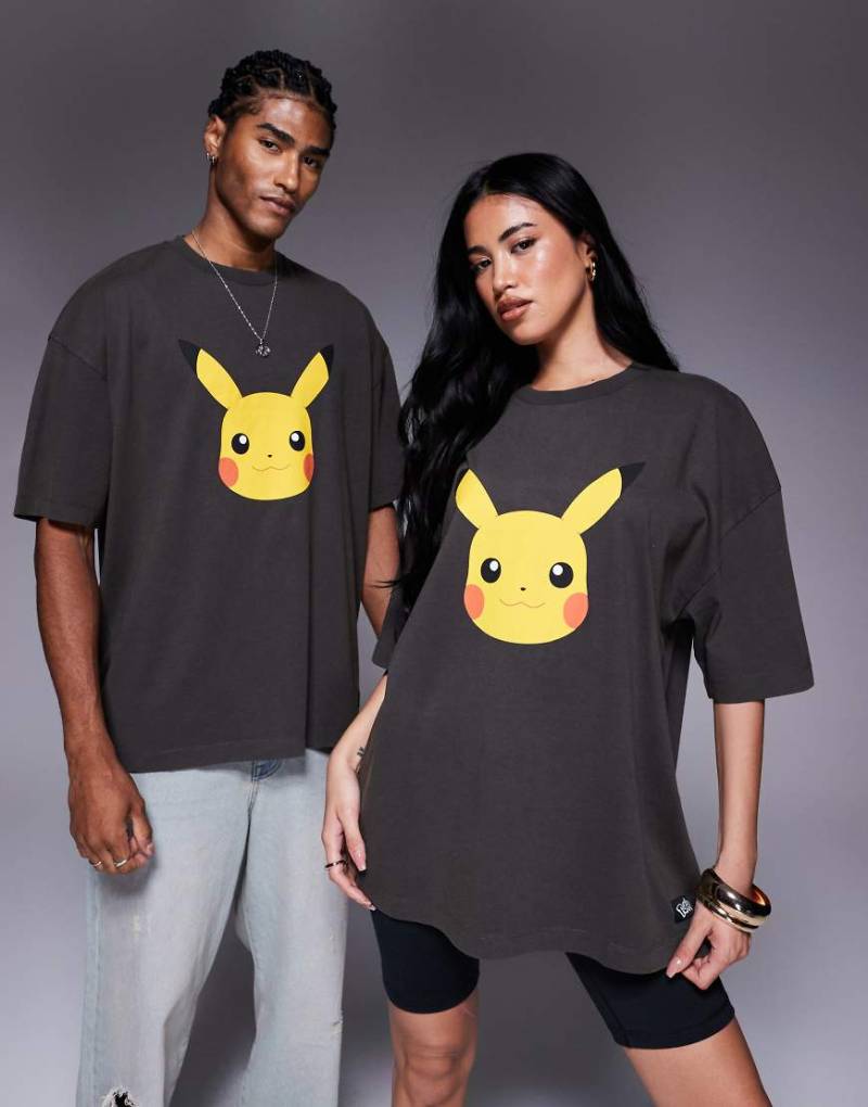 ASOS DESIGN - Pokémon - Unisex - Oversize-T-Shirt in verwaschenem Schwarz mit Pikachu-Prints von ASOS DESIGN