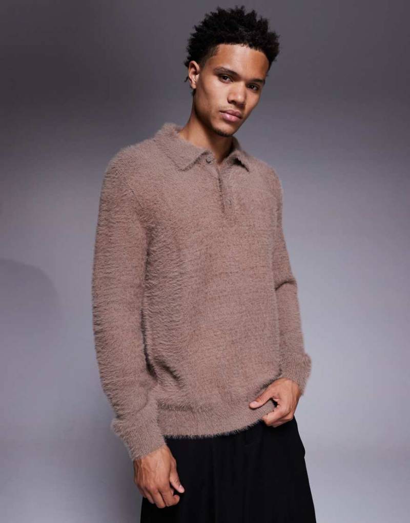 ASOS DESIGN - Polo-Pullover aus flauschigem Strick in Braun-Brown von ASOS DESIGN