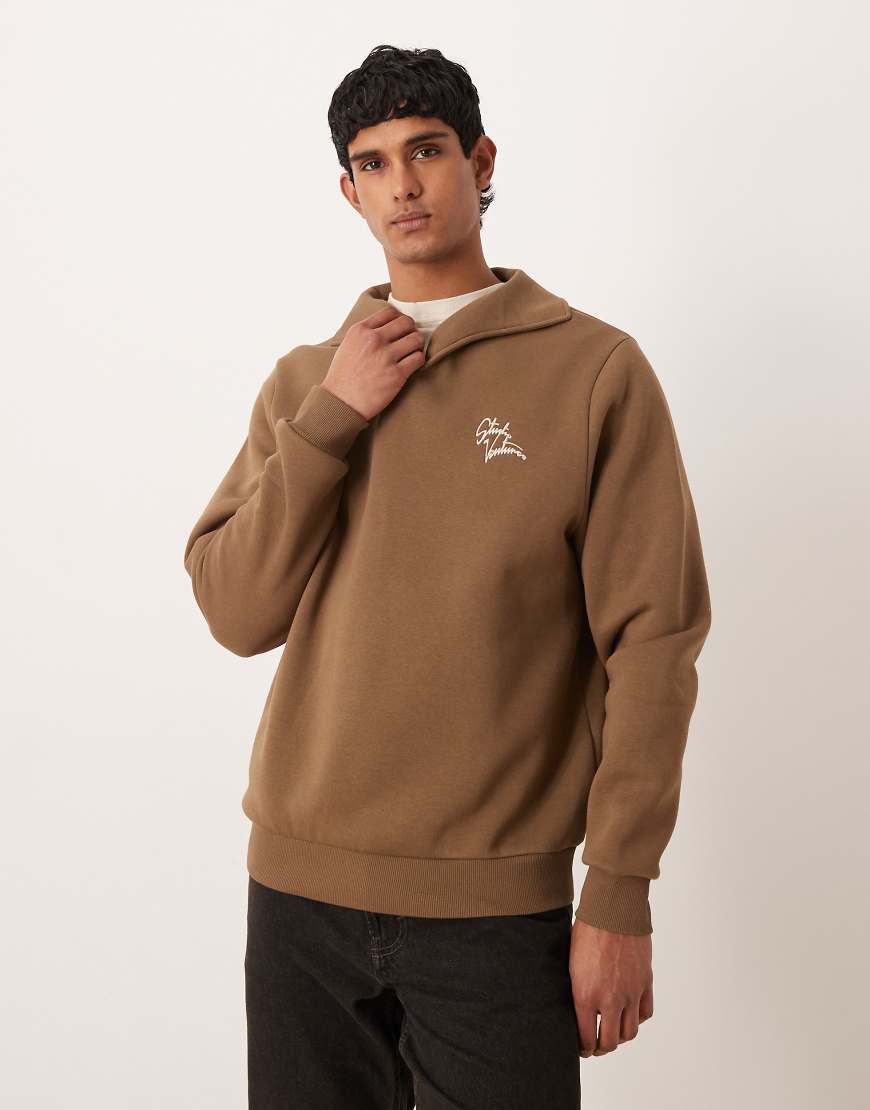 ASOS DESIGN - Polo-Sweatshirt in Braun mit Textprint-Brown von ASOS DESIGN
