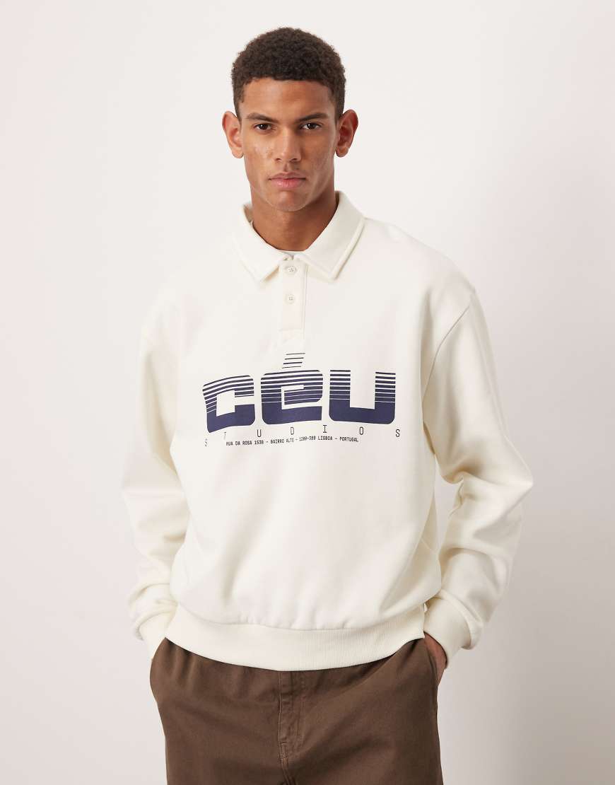 ASOS DESIGN - Polo-Sweatshirt in Creme mit Print im Relaxed Fit-Weiß von ASOS DESIGN