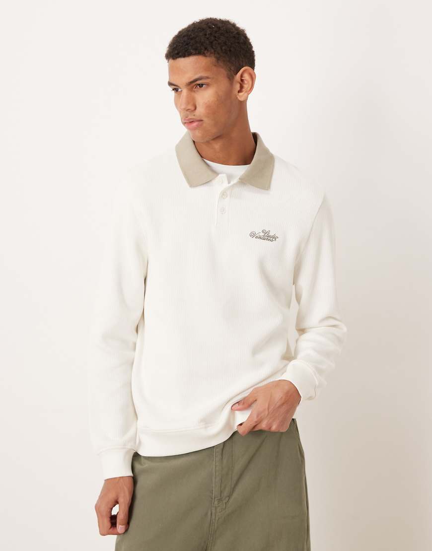 ASOS DESIGN - Polo-Sweatshirt in Wollweiß mit kontrastierendem Kragen und Stickerei auf der Brust von ASOS DESIGN
