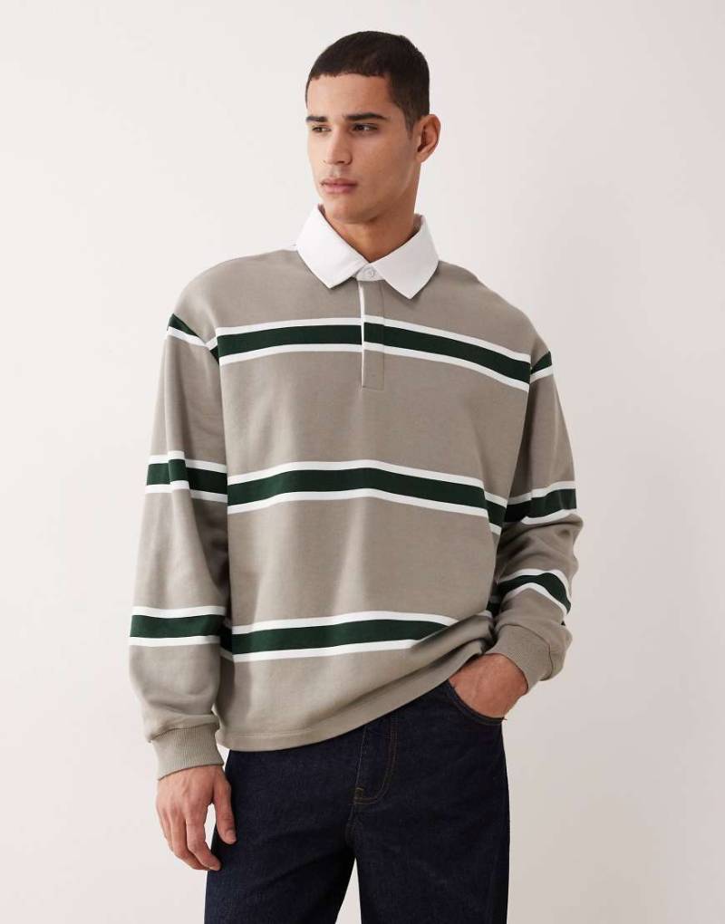 ASOS DESIGN - Polo-Sweatshirt mit lockerer Passform in Steinbeige mit Logoaufnäher aus Webstoff und Streifen-Neutral von ASOS DESIGN