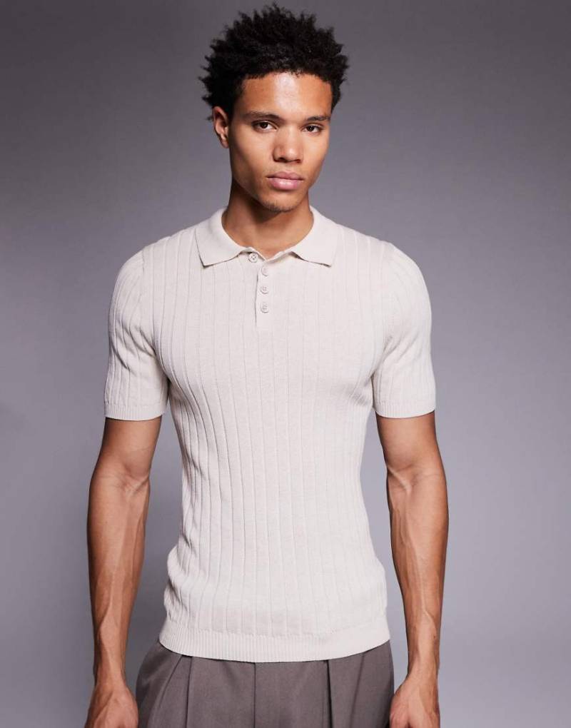 ASOS DESIGN - Polo-T-Shirt aus Rippstrick in Steinbeige mit figurbetontem Schnitt-Neutral von ASOS DESIGN