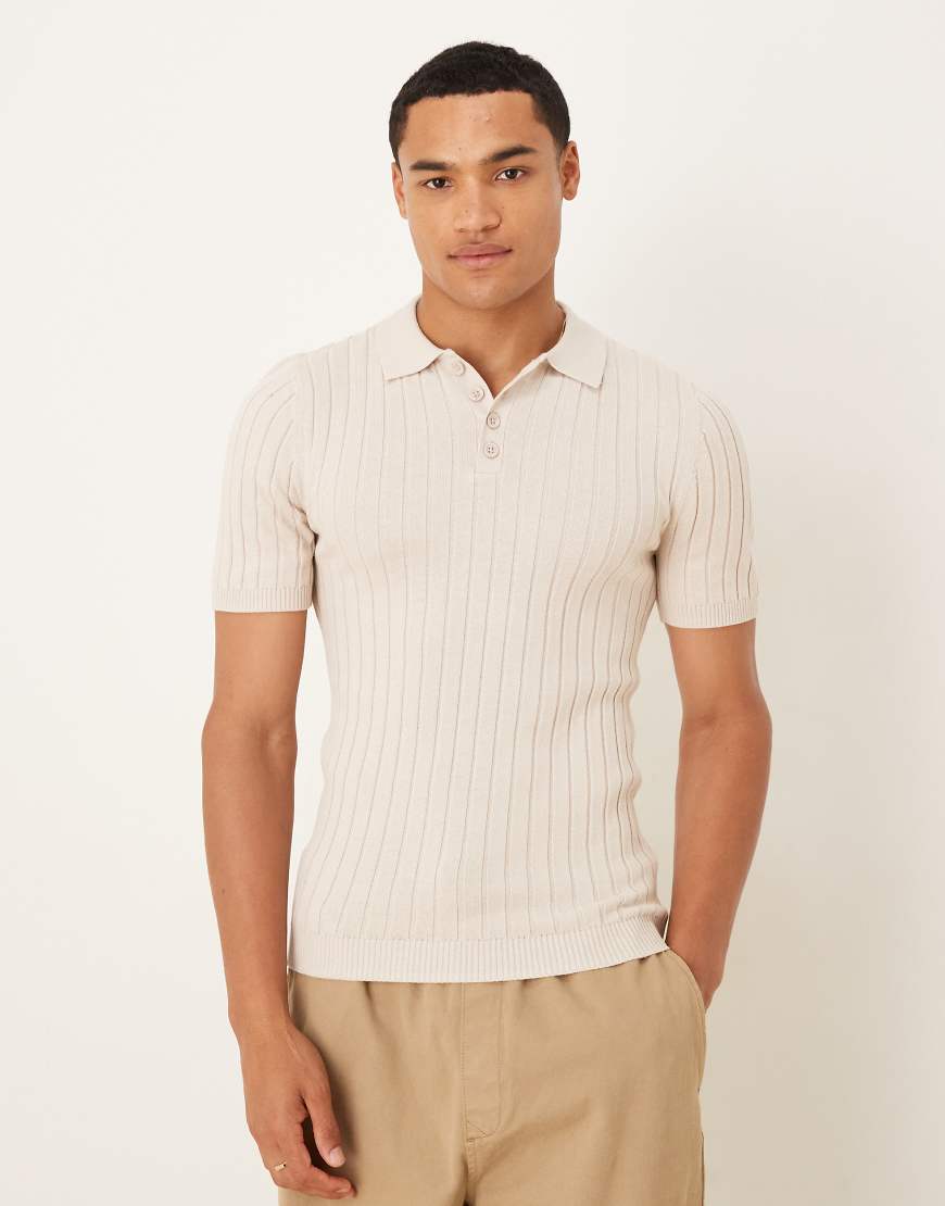 ASOS DESIGN - Polo-T-Shirt aus Rippstrick in Steinbeige mit figurbetontem Schnitt-Neutral von ASOS DESIGN