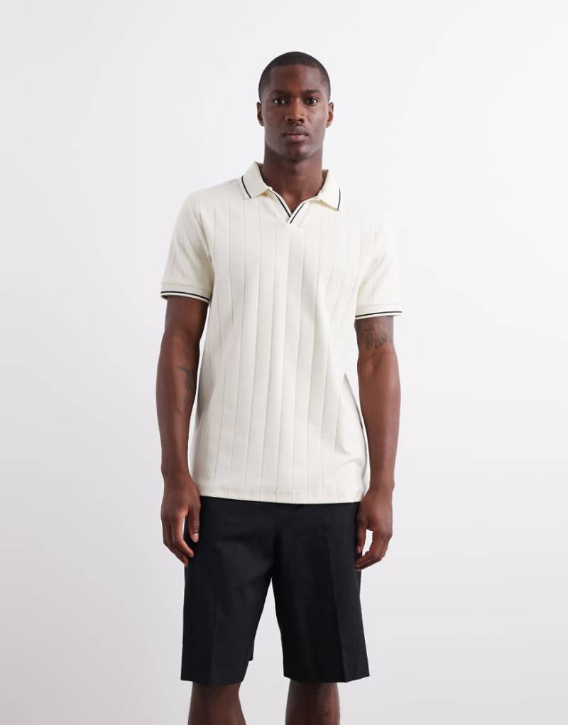 ASOS DESIGN - Polo-T-Shirt in Cremeweiß mit breitem Rippenmuster und V-Ausschnitt von ASOS DESIGN