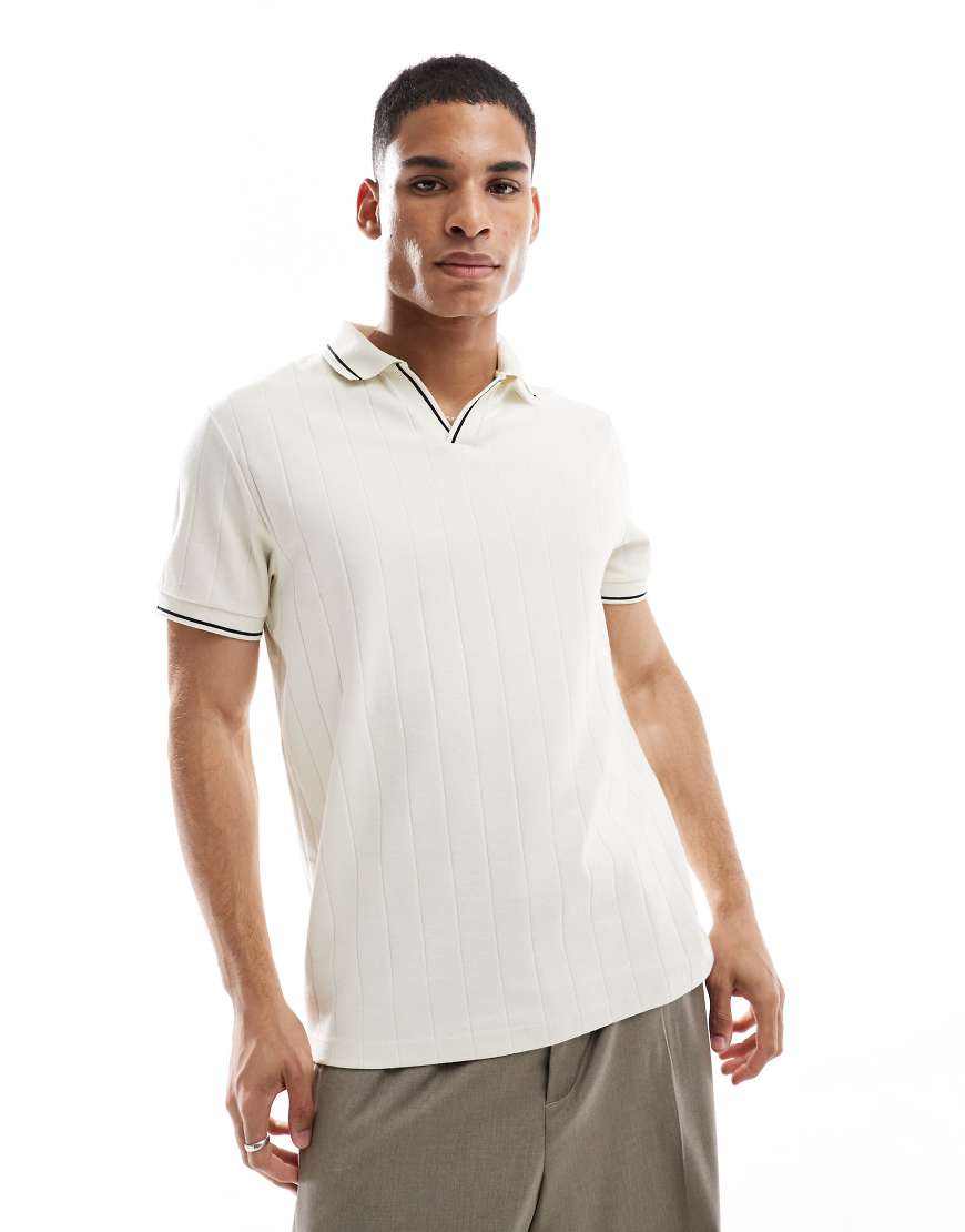 ASOS DESIGN - Polo-T-Shirt in Cremeweiß mit breitem Rippenmuster und V-Ausschnitt von ASOS DESIGN