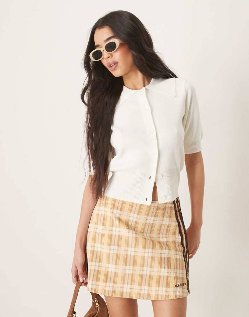 ASOS DESIGN - Polohemd-Strickjacke aus Strukturstrick in Creme-Weiß von ASOS DESIGN