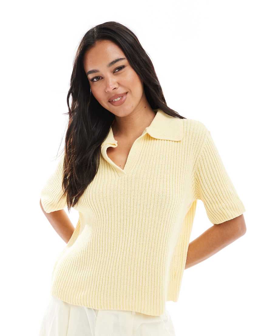 ASOS DESIGN - Polohemd aus Strick in Buttermilchweiß-Gelb ASOS DESIGN - Polohemd aus Strick in Buttermilchweiß-Gelb von ASOS DESIGN