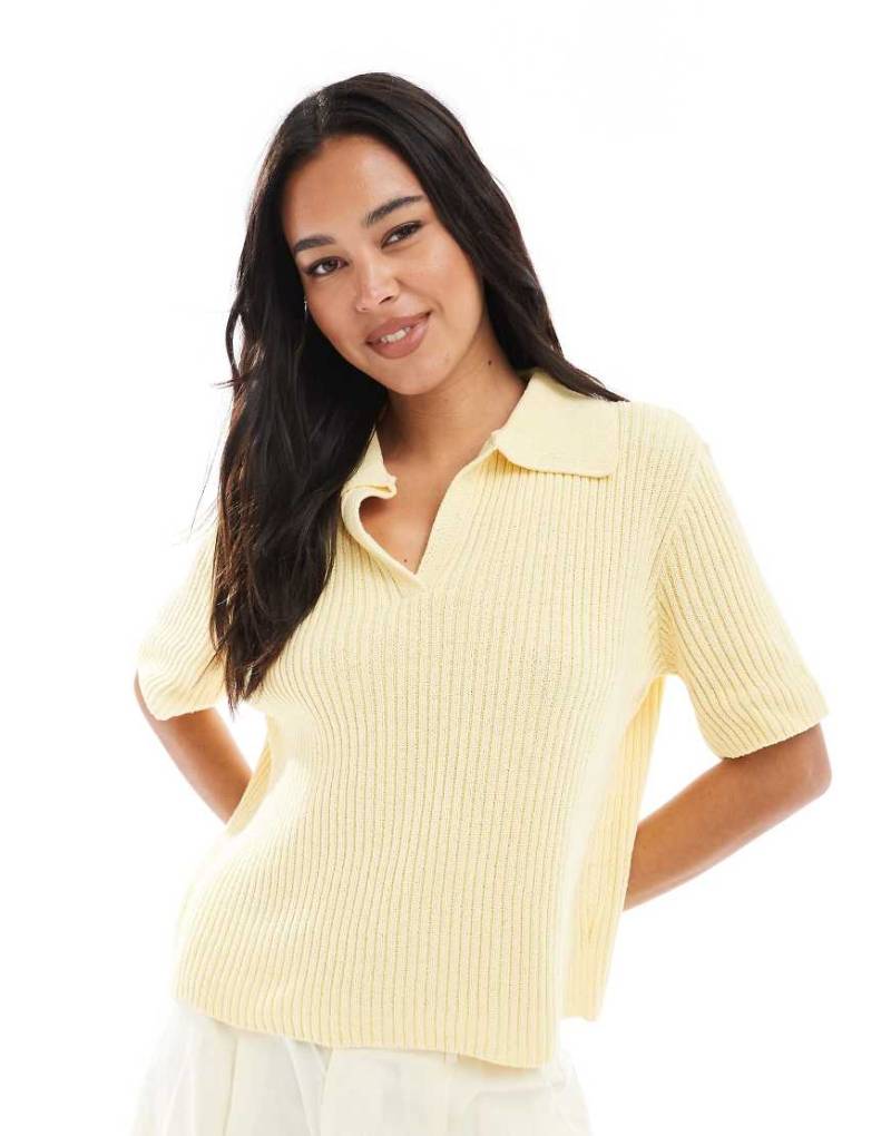 ASOS DESIGN - Polohemd aus Strick in Buttermilchweiß-Gelb von ASOS DESIGN