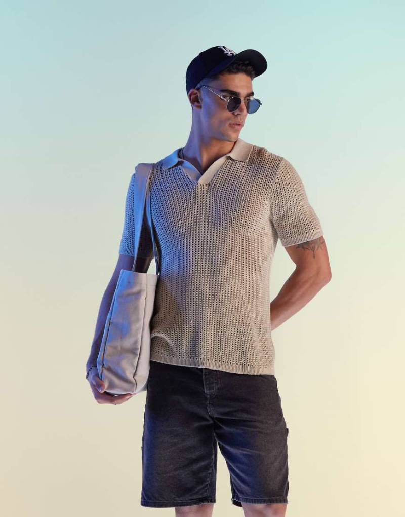 ASOS DESIGN - Polohemd aus leichtem Pointelle-Strick in Steinbeige mit eingekerbtem Ausschnitt-Neutral von ASOS DESIGN