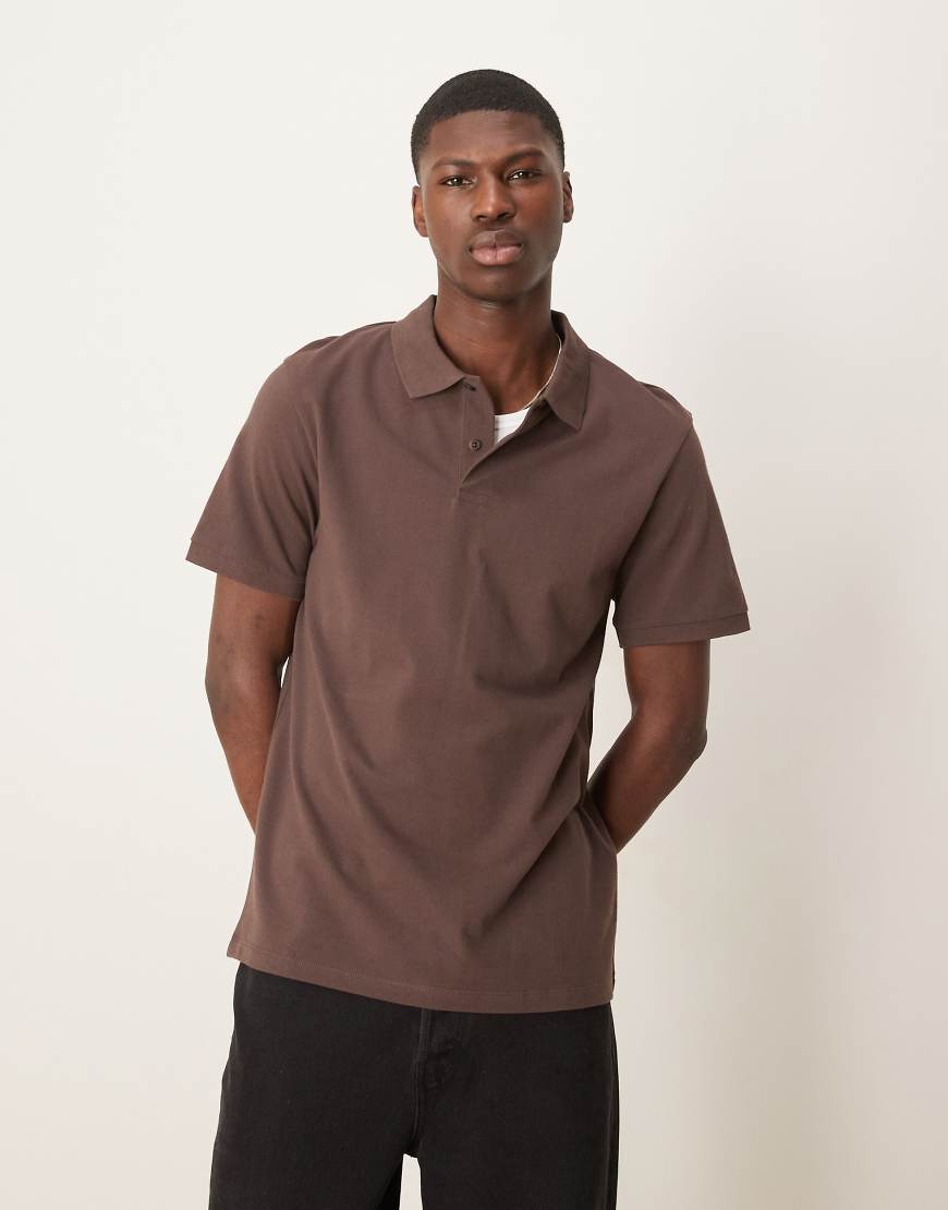 ASOS DESIGN - Polohemd in Braun aus Pikee ASOS DESIGN - Polohemd in Braun aus Pikee von ASOS DESIGN