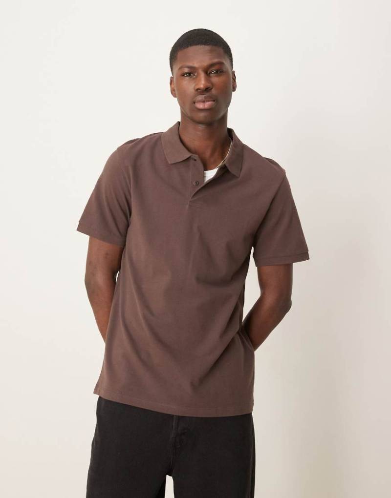 ASOS DESIGN - Polohemd in Braun aus Pikee von ASOS DESIGN