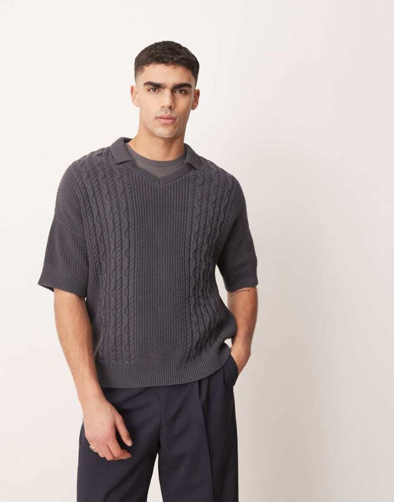 ASOS DESIGN - Polohemd aus Strick in Grau mit Zopfmuster, eingekerbtem Ausschnitt und lockerem Schnitt von ASOS DESIGN