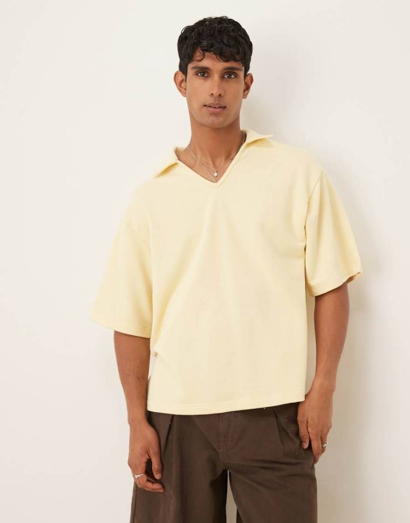 ASOS DESIGN - Poloshirt aus 300 g/m² schwerem Loopback-Stoff in Beige mit eingekerbtem Ausschnitt-Gelb von ASOS DESIGN