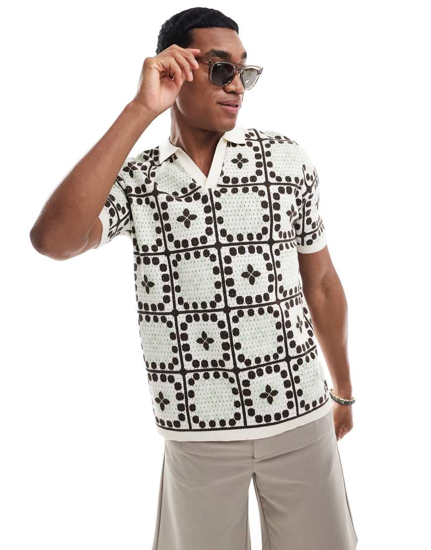 ASOS DESIGN - Poloshirt aus Häkelstrick in Salbeigrün und Braun mit V-Einkerbung ASOS DESIGN - Poloshirt aus Häkelstrick in Salbeigrün und Braun mit V-Einkerbung von ASOS DESIGN