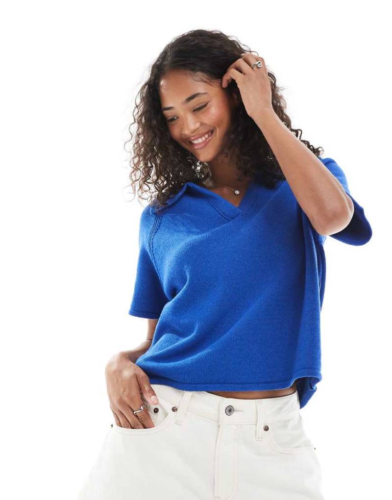 ASOS DESIGN -Poloshirt aus Strick in Blau mit Raglanärmeln von ASOS DESIGN