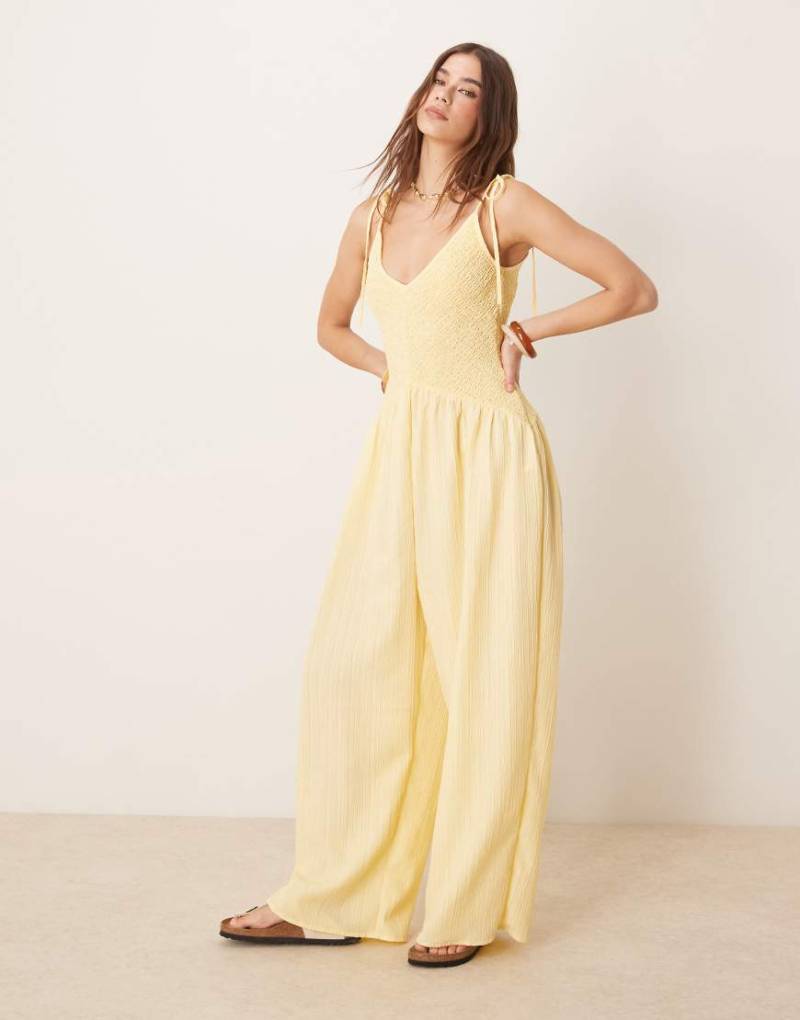 ASOS DESIGN - Polyester-Jumpsuit in Zitronengelb mit V-Ausschnitt, Knitterstruktur und tiefer Taille-Orange von ASOS DESIGN