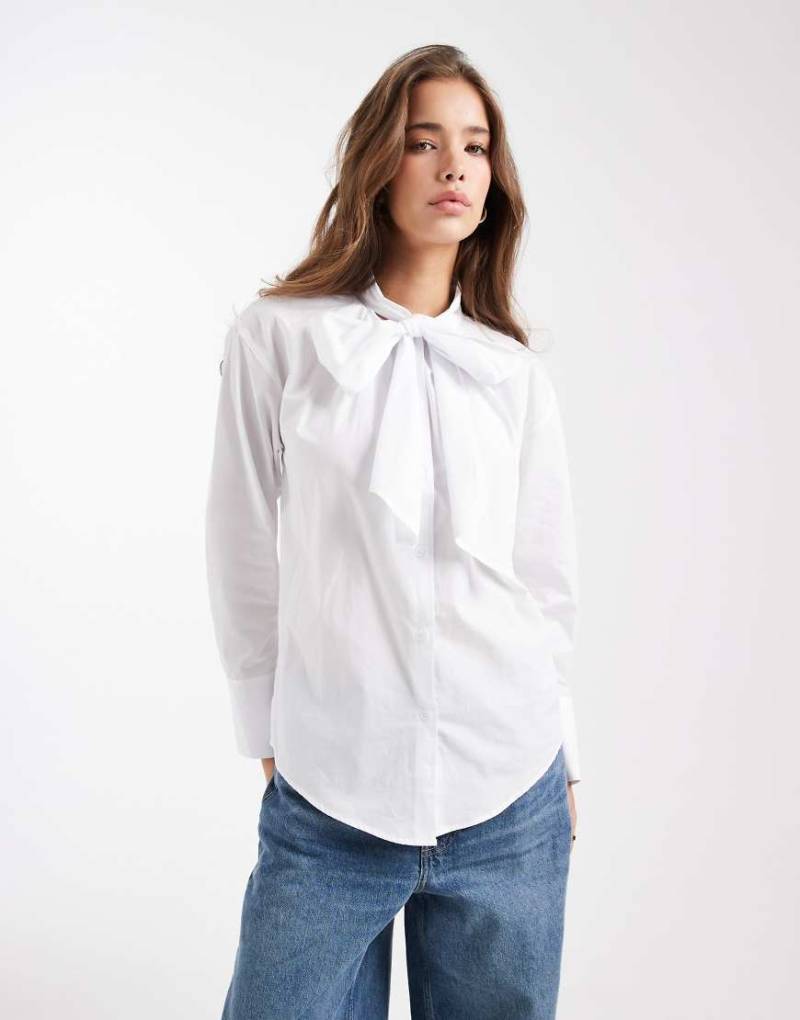 ASOS DESIGN - Popeline-Bluse in Elfenbein mit Schleife vorne-Weiß ASOS DESIGN - Popeline-Bluse in Elfenbein mit Schleife vorne-Weiß von ASOS DESIGN