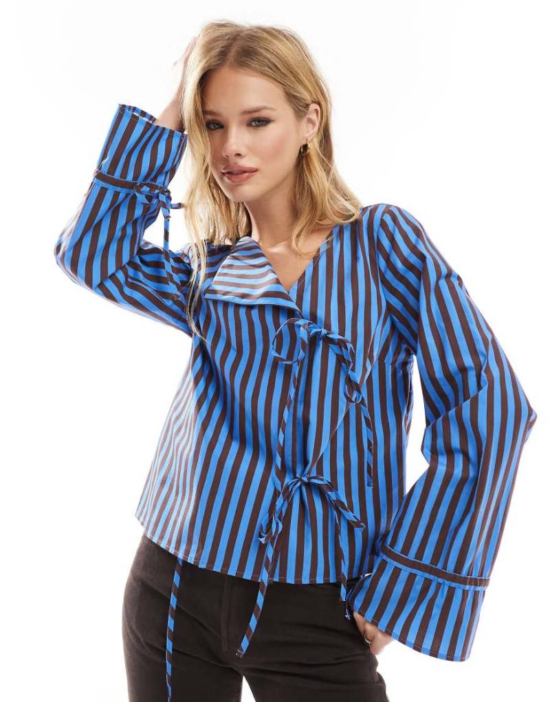 ASOS DESIGN - Popeline-Bluse in gestreiftem Blau mit asymmetrischer Knopfleiste und Bindedetail-Bunt von ASOS DESIGN