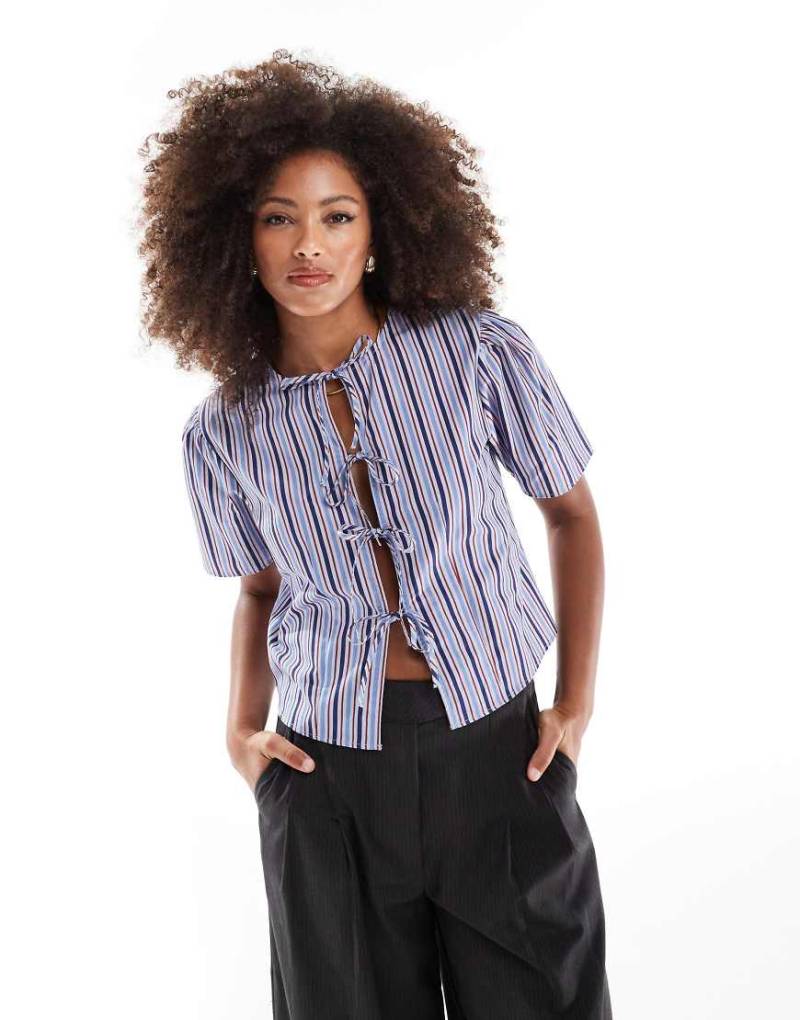 ASOS DESIGN - Popeline-Bluse in gestreiftem Blau mit gebundener Vorderseite-Bunt von ASOS DESIGN