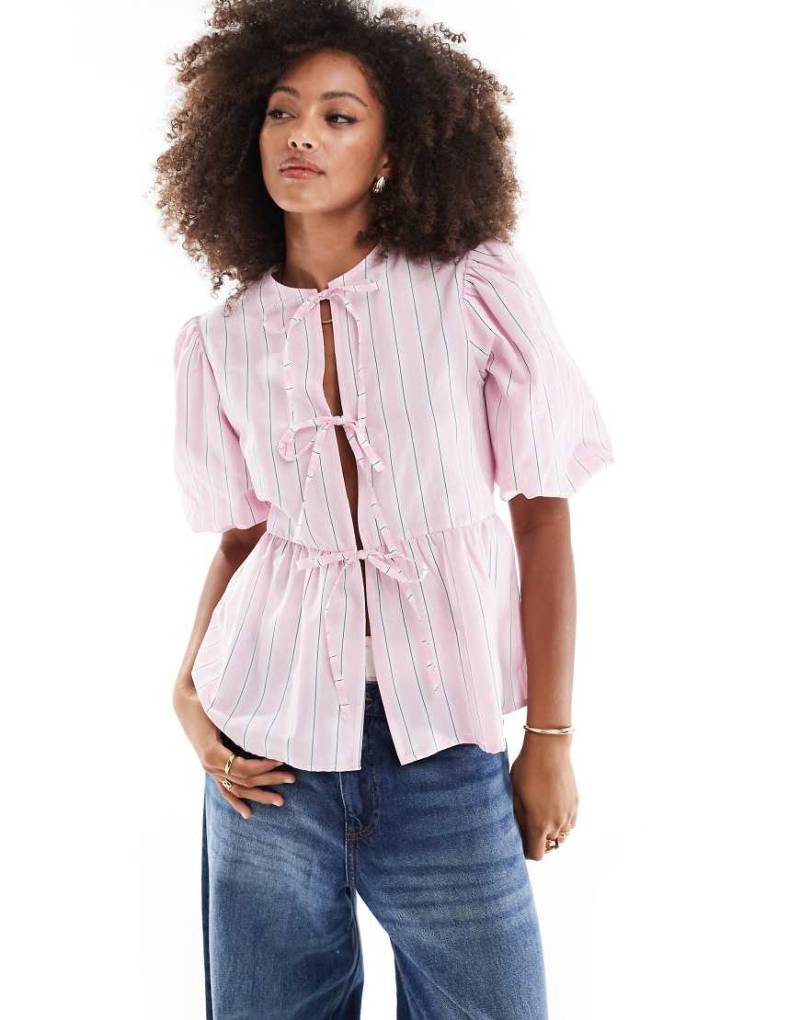 ASOS DESIGN - Popeline-Bluse in gestreiftem Rosa mit gebundener Vorderseite und Longline-Schnitt-Bunt von ASOS DESIGN
