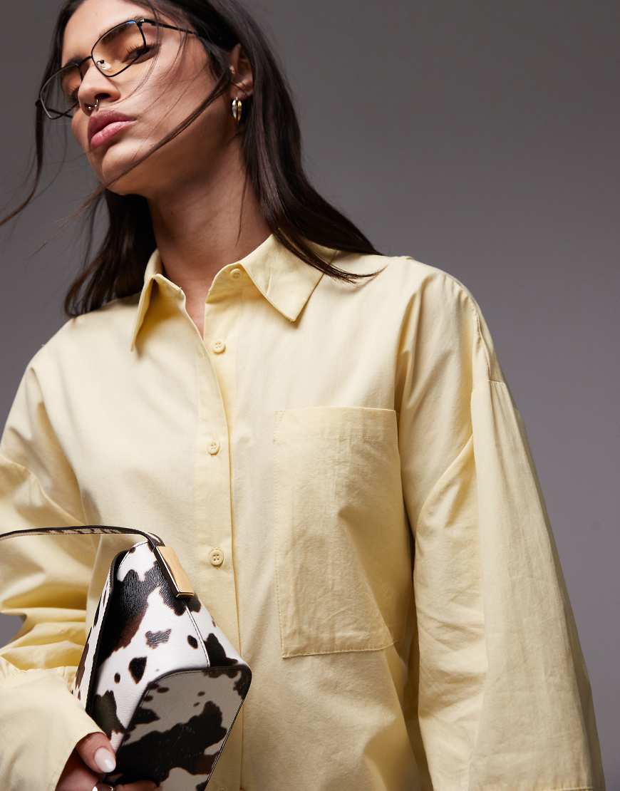 ASOS DESIGN - Popeline-Hemdbluse in Buttermilchgelb mit Rückenausschnitt und Oversize-Schnitt von ASOS DESIGN