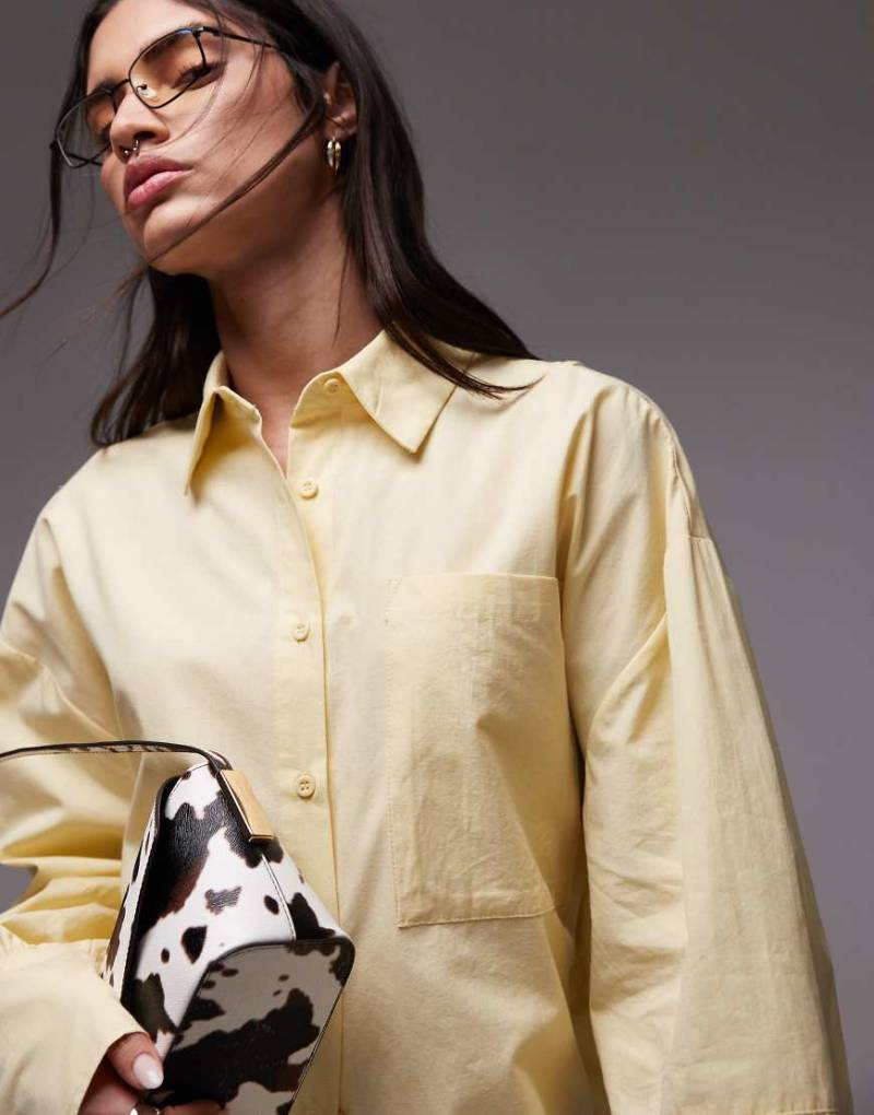 ASOS DESIGN - Popeline-Hemdbluse in Buttermilchgelb mit Rückenausschnitt und Oversize-Schnitt von ASOS DESIGN