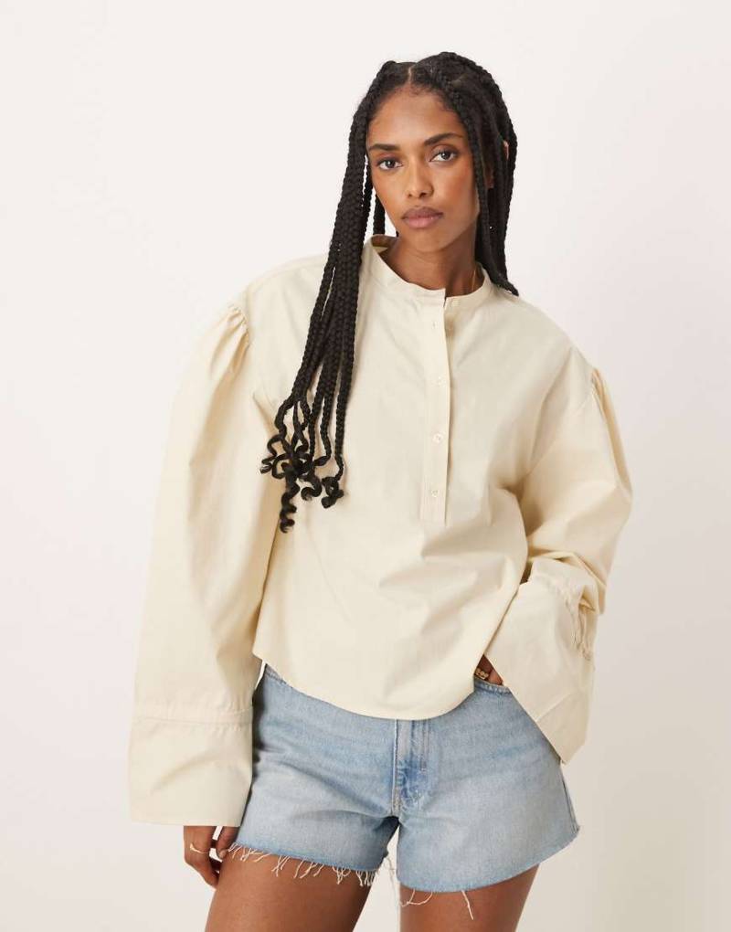 ASOS DESIGN - Popeline-Hemdbluse in Ecru mit Rüschenärmeln-Weiß von ASOS DESIGN