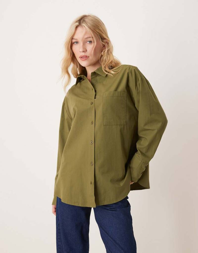 ASOS DESIGN - Popeline-Hemdbluse in Olivgrün mit Oversize-Schnitt und breiten Manschetten von ASOS DESIGN