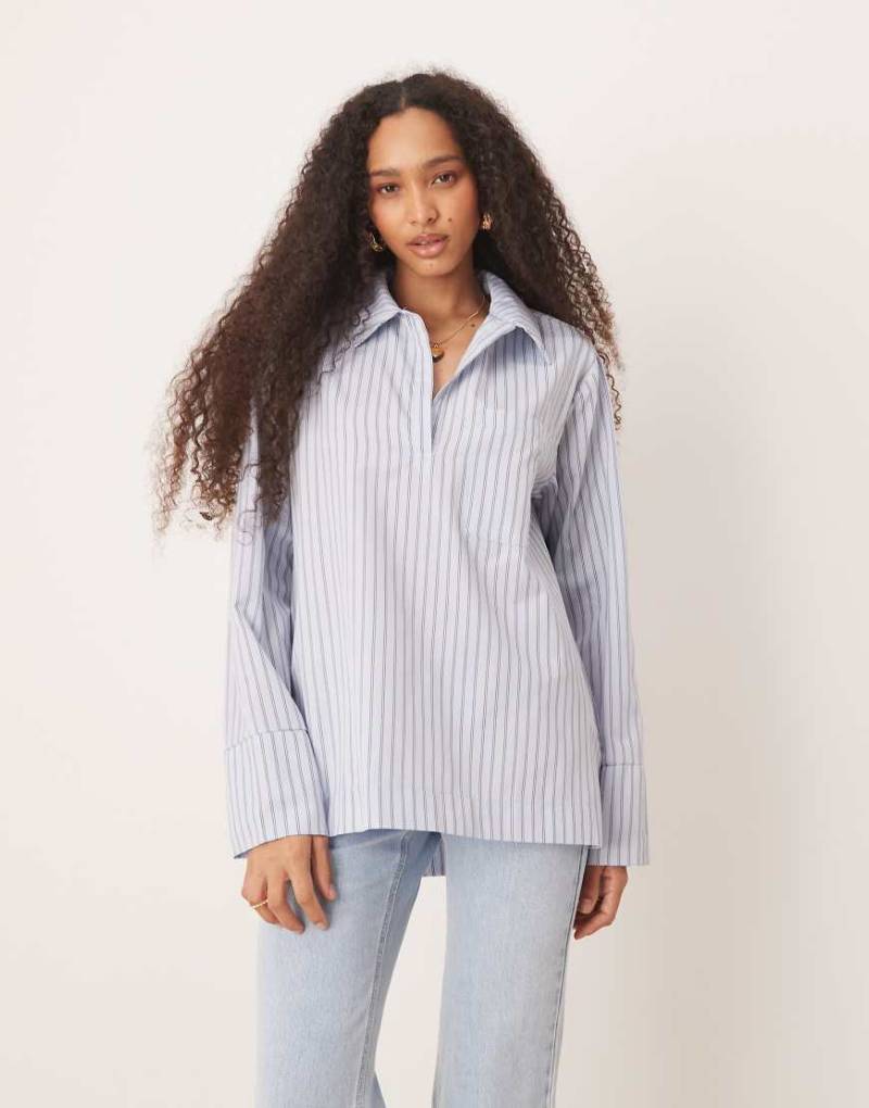 ASOS DESIGN - Popeline-Hemdbluse in Blau mit Streifen, Kragen und aufgesetzter Brusttasche-Bunt von ASOS DESIGN
