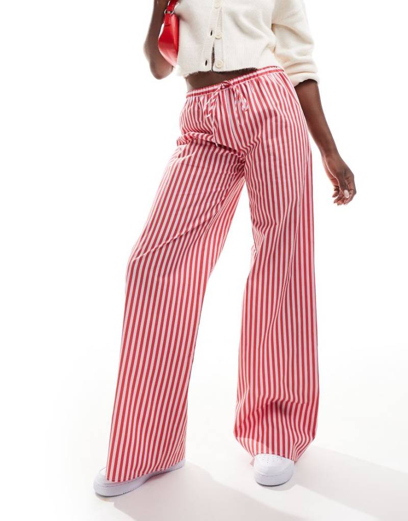 ASOS DESIGN - Popeline-Hose in Rosa gestreift mit weitem Bein ASOS DESIGN - Popeline-Hose in Rosa gestreift mit weitem Bein von ASOS DESIGN
