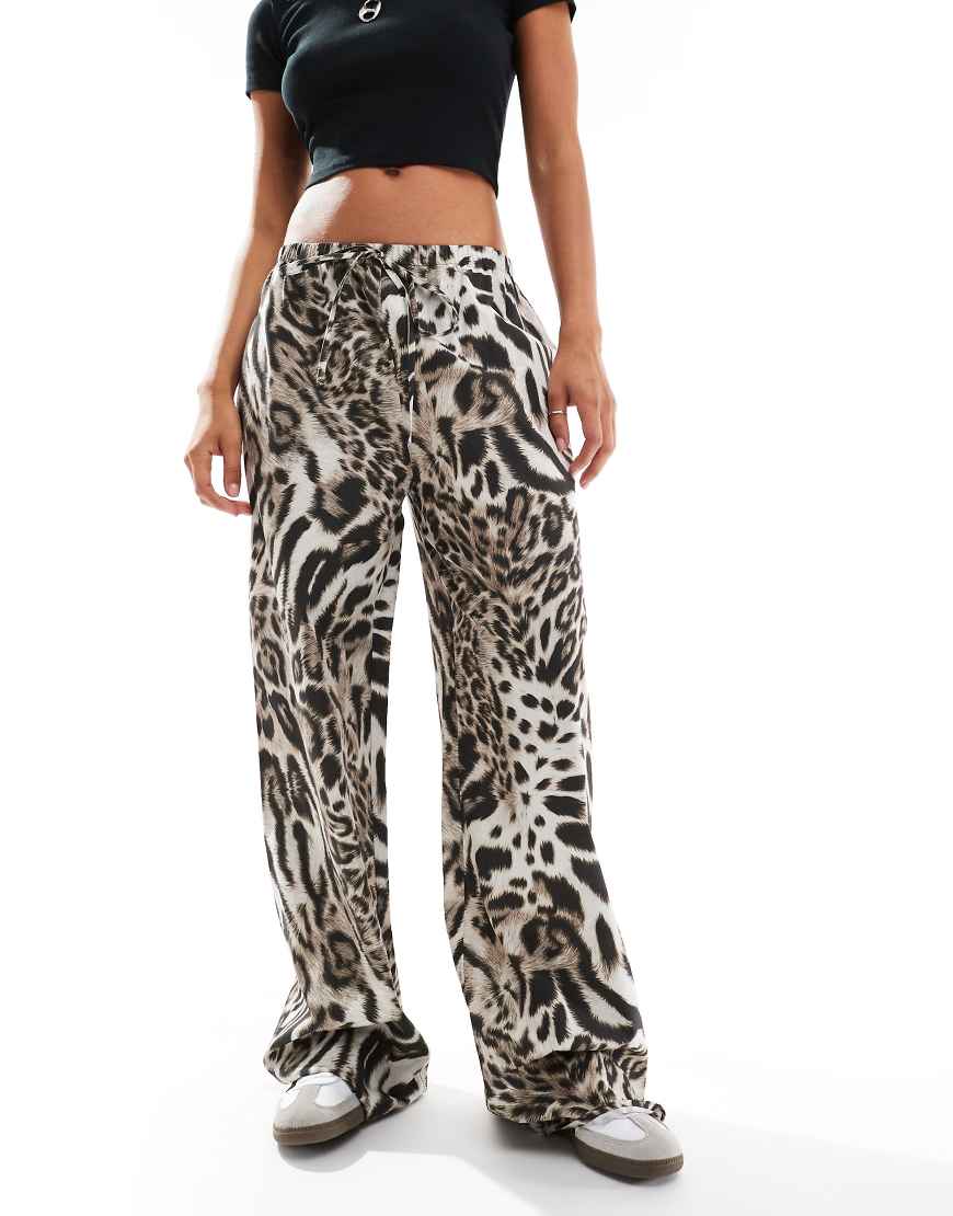 ASOS DESIGN - Popeline-Hose mit weitem Schnitt und Animalprint-Bunt ASOS DESIGN - Popeline-Hose mit weitem Schnitt und Animalprint-Bunt von ASOS DESIGN