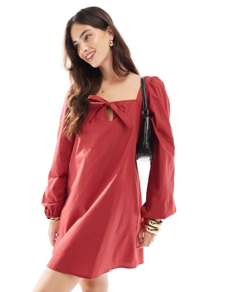 ASOS DESIGN - Popeline-Minikleid in Weinrot mit gebundener Schleife vorne ASOS DESIGN - Popeline-Minikleid in Weinrot mit gebundener Schleife vorne von ASOS DESIGN