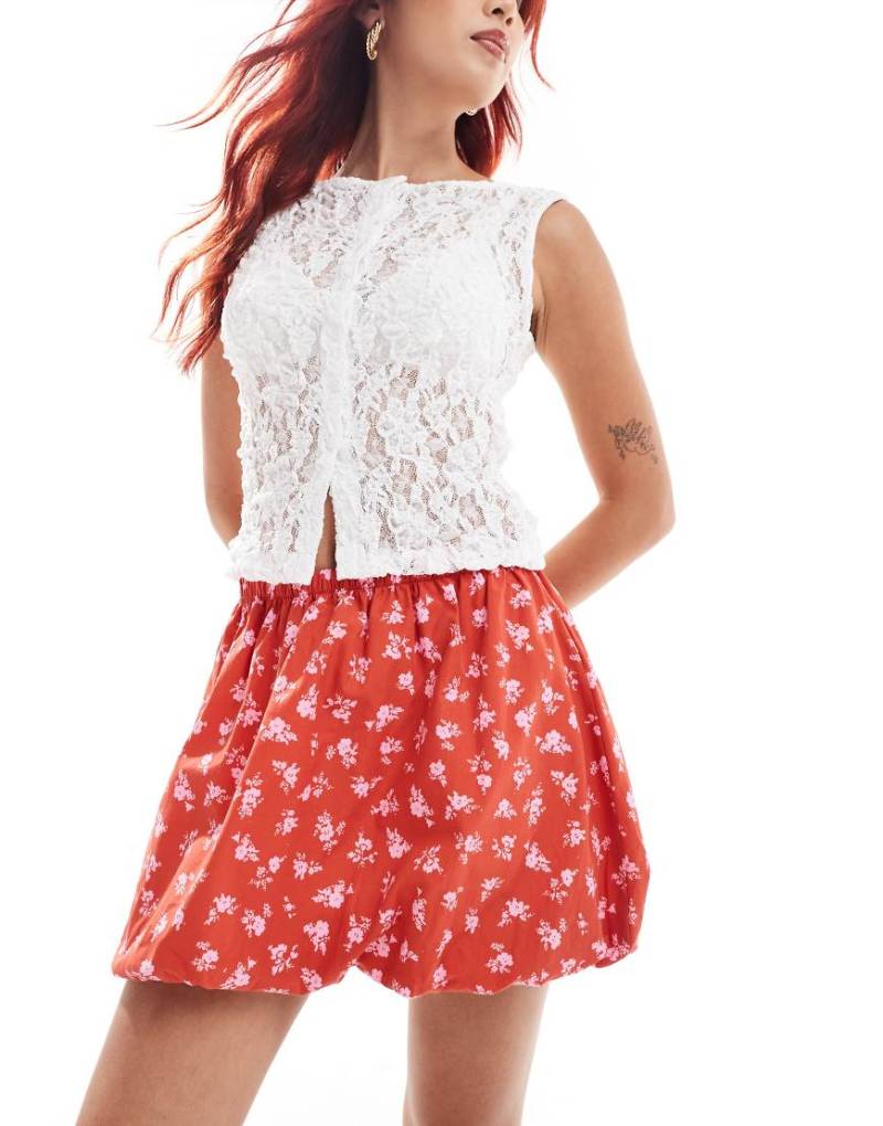 ASOS DESIGN - Popeline-Minirock in Rot mit Ballonsaum und Blümchenmuster von ASOS DESIGN