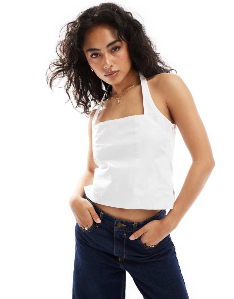ASOS DESIGN - Popeline-Oberteil in Weiß mit Neckholder-Träger und eckigem Ausschnitt von ASOS DESIGN