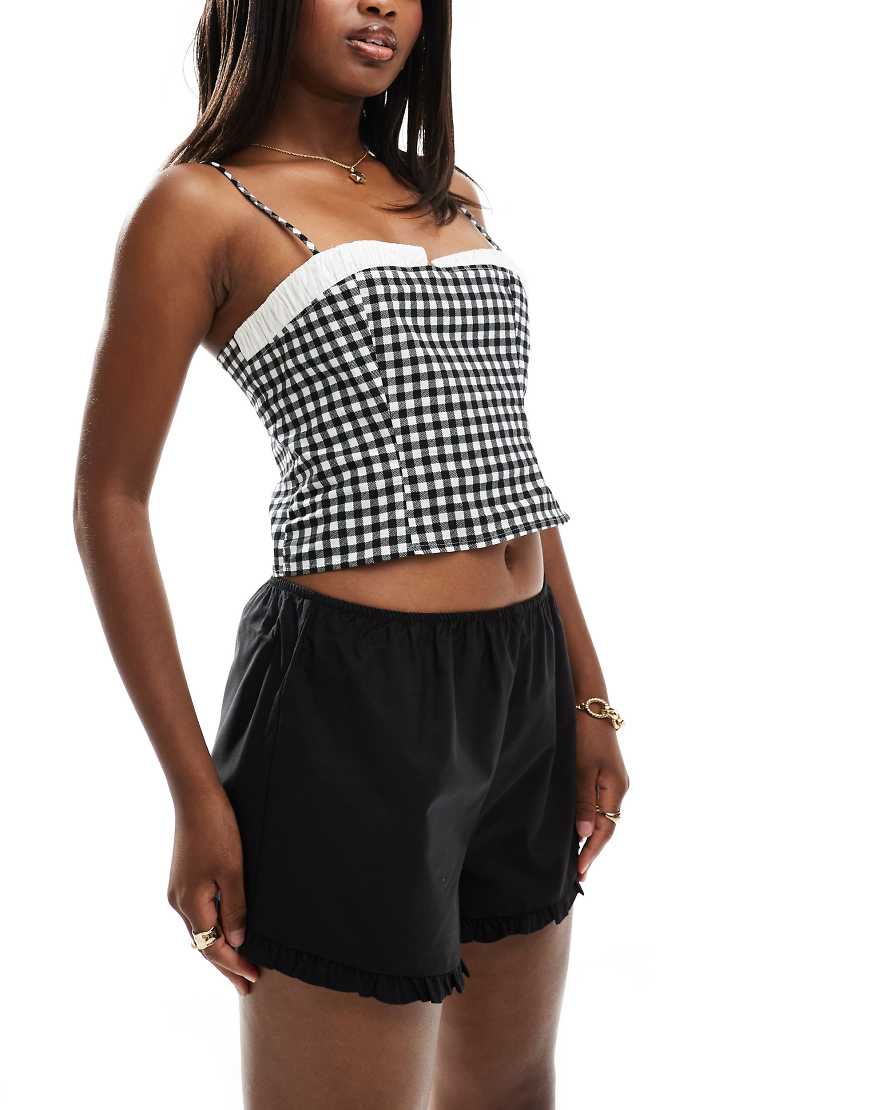 ASOS DESIGN - Popeline-Shorts in Schwarz mit Rüschensaum ASOS DESIGN - Popeline-Shorts in Schwarz mit Rüschensaum von ASOS DESIGN