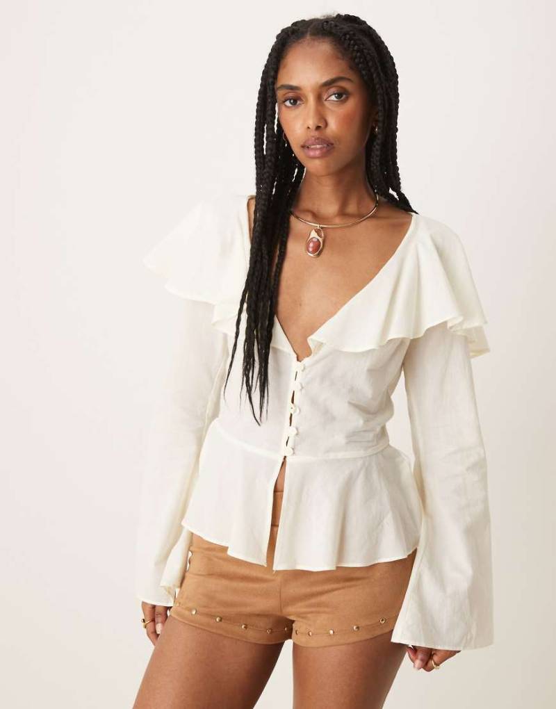 ASOS DESIGN - Prärie-Bluse in Elfenbeinweiß mit Rüschenausschnitt von ASOS DESIGN