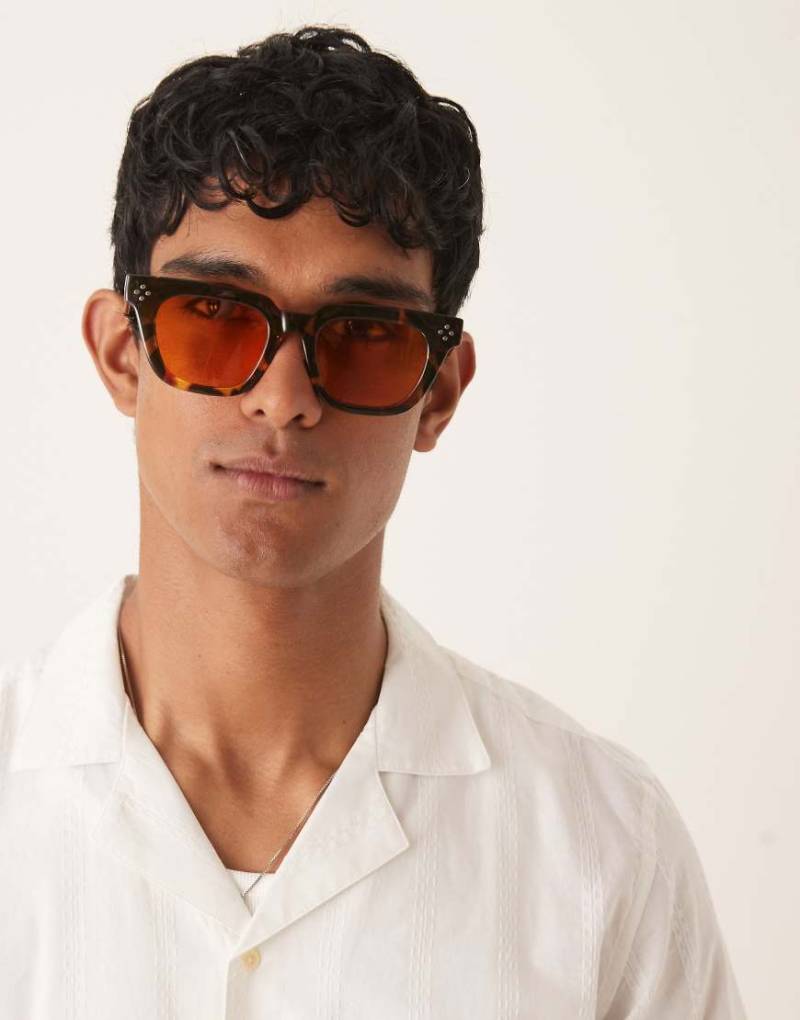 ASOS DESIGN - Premium - Breite eckige Sonnenbrille mit Schildpatt-Optik und Gläsern in Bernsteinbraun von ASOS DESIGN