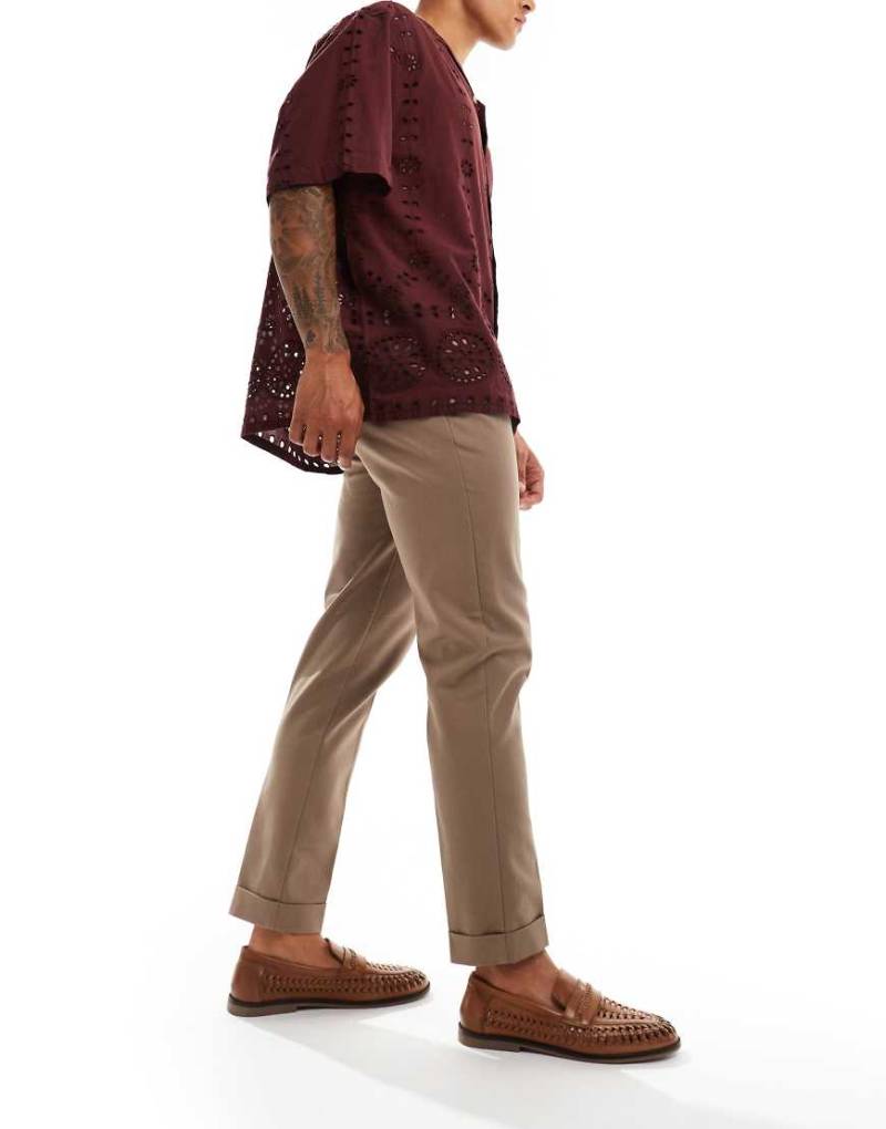 ASOS DESIGN - Premium - Elegante Chinohose in Braun mit schmalem Schnitt von ASOS DESIGN