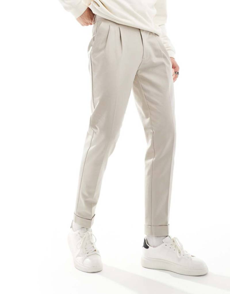ASOS DESIGN - Premium - Elegante Slim Fit Chinohose in Steinbeige mit Krempelsaum-Neutral von ASOS DESIGN