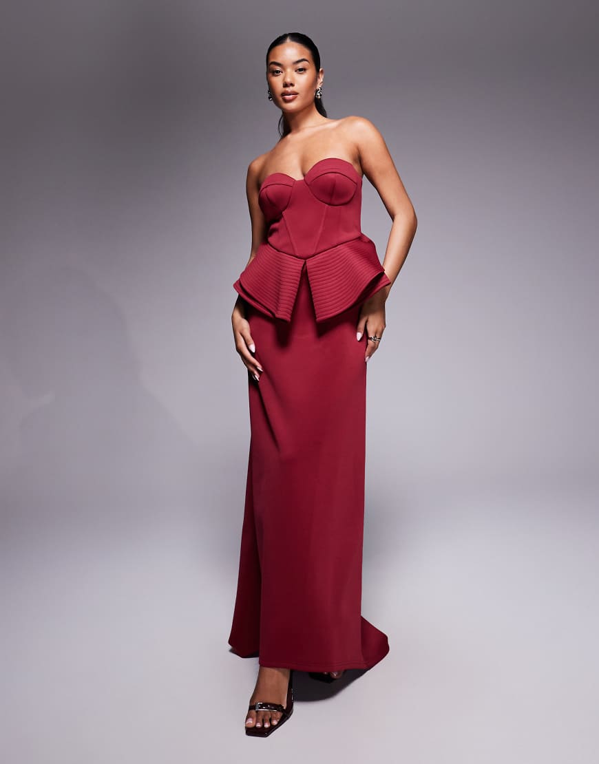 ASOS DESIGN - Premium - Geformtes, trägerloses Maxikleid in Burgunderrot mit Neopren-Optik von ASOS DESIGN